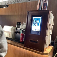 Beyaz Fişli Fotoğraf Kabini Kompakt Anında Baskı Self Servis Fotoğraf Kiosku Wi-Fi Dokunmatik Ekran Ahşap Malzeme Kafeler ve Popüler Mağazalar için
