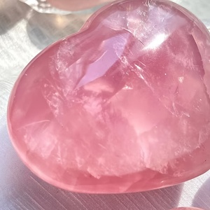 หินโรสควอตซ์ขัดเงาธรรมชาติรูปหัวใจ สำหรับขายส่ง เหมาะสำหรับเป็นของขวัญ - Product Image 6