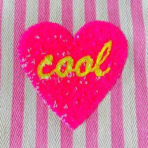 Fourre-tout à rayures roses avec cœur et écusson de mots cool - Product Image 3