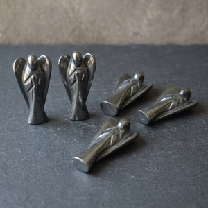 Ange en hématite de 2 pouces, pierre de guérison |   Pierre précieuse sculptée d'origine Gujarat de la marque Crystalexport.com - Product Image 3