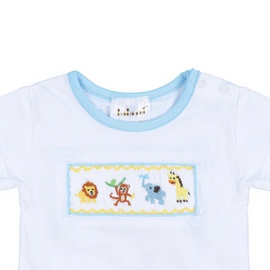 ชุดรอมเปอร์เด็กผู้ชายฤดูร้อนแบบขายส่ง ODM สีฟ้าแต่งลายสัตว์ ผ้าฝ้าย 100% แขนสั้น ติดกระดุมแป๊ก ได้รับมาตรฐาน OEKO-TEX - Product Image 1