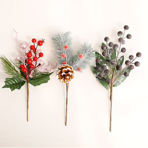 Decoración Navideña al por Mayor: Ramas Artificiales Rojas con Bayas Escarchadas y Congeladas, Hechas a Mano - Product Image 4