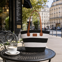 Sac de plage en paille tressée rayé pour femme, sac fourre-tout d'été fait main avec poignées en cuir, sac à bandoulière tendance pour les vacances.