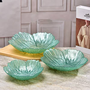 Plato de Cristal con Diseño Floral Europeo para Frutas, Dulces y Aperitivos, Color Blanco Perla, de Alta Calidad - Product Image 4