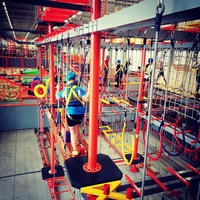Parcours d'obstacles Ninja en métal pour intérieur, avec tyrolienne, taille personnalisée et garantie de 5 ans en Pologne