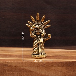 Figurine de la Statue de la Liberté en laiton, mini ornement de 4,8 cm, décoration de salon, design compact, style contemporain - Product Image 1