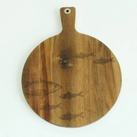 Planche de service ronde en bois d'acacia écologique avec motif de poisson gravé au laser, idéale pour les charcuteries et les fruits de mer (vente en gros)