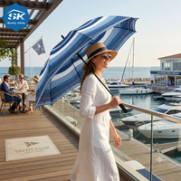 Parapluie de golf au design artistique avec un imprimé vif de vagues bleues concentriques, double parapluie résistant au vent pour les promotions de marque.