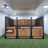 Box de chevaux robuste en acier Q235 de 3 mm avec porte en V à charnières, style européen élégant, cloison en bambou