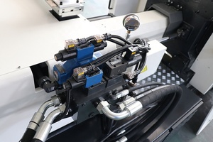 ماكينة قولبة بلاستيكية 250 طنًا بالحقن مع نظام مؤازرة - Product Image 5