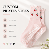 Chaussettes de Pilates pour femmes à volants, motif cerise, antidérapantes, avec semelle à points en silicone, chaussettes de yoga, chaussettes de barre tendance pour créateurs