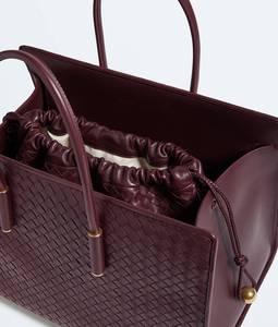 กระเป๋าโท้ท Bottega BV Barbara แบบมีซิป ดีไซน์เรียบหรู ผลิตด้วยเทคนิค Intrecciato จากหนัง Nappa นุ่มยืดหยุ่น รุ่น Veneta - Product Image 4