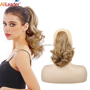 Queue de cheval synthétique courte ondulée avec pince et cordon de serrage - Product Image 2