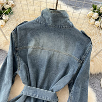 Robe midi en jean délavé élégante à col montant et manches longues avec ceinture, boutonnage simple, décontractée pour femme avec poches