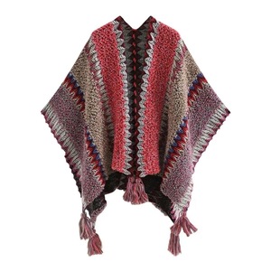 Châle évidé d'inspiration vintage pour les femmes à porter comme cape ou écharpe pendant les mois les plus froids - Product Image 3