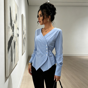 Blusa de Manga Larga con Cuello en V, Cintura Fruncida y Botones, Color Azul Claro, Corte Entallado, para Oficina y Uso Diario - Product Image 6