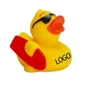 مخصص شعار بطة من المطاط مع النظارات الشمسية لوح التزلج الفينيل PVC حمام لعبة صديقة للبيئة البلاستيك العائمة الأصفر المطاط ألعاب على شكل بطة