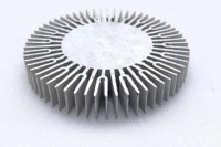 Service de Fabrication de Dissipateurs de Chaleur en Aluminium Anodisé Série 6000 par Usinage CNC et Traitement de Tôlerie Extrudée Personnalisé