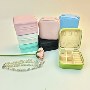 Portagioie Quadrato alla Moda, Portatile da Viaggio, Piccolo Contenitore per Ciondoli, Collane, Orecchini e Anelli, in Pelle con Chiusura a Cerniera - Product Image 1