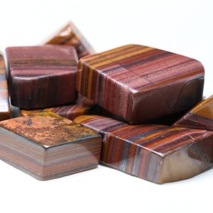 Venta al por Mayor de Artesanías de Cristal Pulido, Ojo de Tigre de Hierro en Forma Libre para Regalos y Fabricación de Joyería - Product Image 2