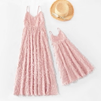 Famille correspondant élégant fête de mariage Spaghetti sangle fourrure 3d blanc robe de soirée col en v blanc vacances robes de plage