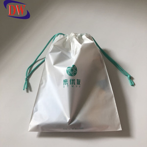 Piccolo logo personalizzato stampato ldpe bianco doppio strato con coulisse <span class=keywords><strong>lenzuolo</strong></span> imballaggio shopping carry plastic poly bag - Product Image 1