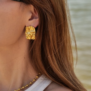 Pendientes de la Costa de Amalfi, Pendientes de Barra con Baño de Oro de 18 Quilates Estilo Vintage, Pendientes Minimalistas - Product Image 3
