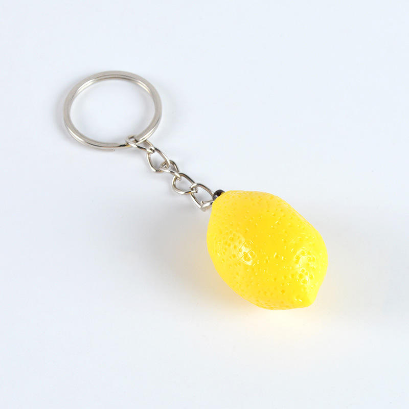 petit porte-clés citron en PVC jaune