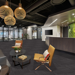 Dalles de moquette modulaires carrées en polypropylène de couleur unie, à boucles, amorties, résistantes aux taches et lavables, pour bureaux et espaces commerciaux - Product Image 3