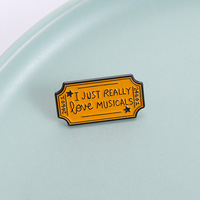 Lettres anglaises de dessin animé en forme de timbre jaune bon marché en gros "I Just Really Love Musicals" Badge d'épinglette en émail doux