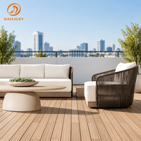 Modernes Outdoor-Seilgewebtes Aluminium- und Holz-3-Sitzer-Sofa, Tiefe Sitzgarnitur mit Weißen Kissen für Garten, Dachterrasse und Balkon