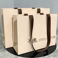 Sac cadeau en papier kraft de luxe écologique avec logo personnalisé et poignées en ruban pour l'emballage de bijoux et la vente au détail