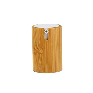 Botella cosmética transparente con tapa de bambú Amr y cabezal dosificador para set de envases de tónico - Product Image 2