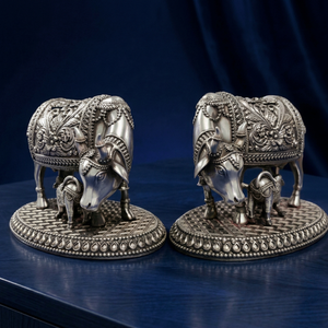 Paire d'idoles de vache et de veau en laiton plaqué argent oxydé 999, 8x5x5 cm, 100% laiton, Gau Mata Murti Puja, fait main, design moderne, pour temple et maison - Product Image 1