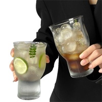 Grote, transparante glazen beker met brede opening, dubbele wand en lekvrij deksel voor ijskoffie, zomerse sappen en koude dranken