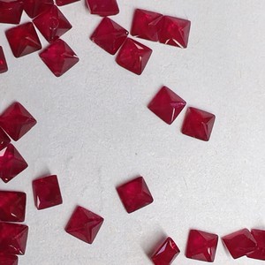 Pierre de rubis naturelle taillée en carré de 2x2 mm pour la fabrication de bijoux - Product Image 3