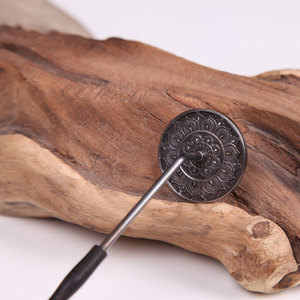 Ensemble d'outils de cérémonie d'encens pour débutants avec manche en ébène, comprenant une cuillère à encens, un grattoir à cendres et un outil pour la purification. - Product Image 3