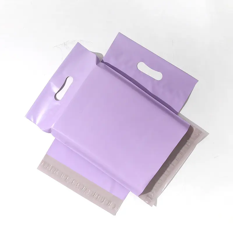 Enveloppes poly PE-BD avec logo personnalisé enveloppes d'emballage plastique auto-adhésif sac d'expédition avec poignée de vêtement pour l'expédition de vêtements