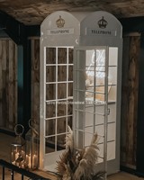 Blanc Cabine Téléphonique Audio Livre d'Or Téléphone avec Fleurs Mariage Toile de Fond Londres Mariage Cabine Téléphonique