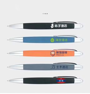 ปากกาลูกลื่นยางนิ่มคุณภาพสูงขายดี พร้อมพิมพ์โลโก้โรงแรมตามสั่ง - Product Image 6