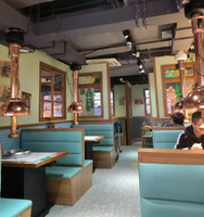 Diseño Moderno de Bar Restaurante Retro de Lujo en Madera, Sofás y Sillas de Cuero para Cafetería Naranja, Mesas para Proyectos de Restaurantes