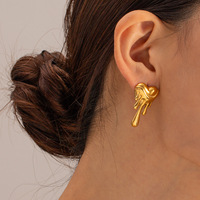 Boucles d'oreilles en acier inoxydable plaqué or 18 carats, finition polie, en forme de cœur irrégulier effet métal liquide, pour femme