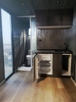Alibaba 20 pieds Mini cabine préfabriquée mobile de luxe Porte et fenêtres en aluminium Maison conteneur Maison de luxe pour hôtels en Pologne