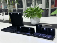 Boîte à bijoux LED, emballage pour bague en diamant, étui cadeau lumineux, vente en gros et au détail en petite quantité, présentoir