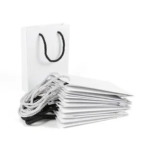 Sacs-cadeaux de retour en papier kraft blanc de luxe Crown win emballage avec votre propre logo bolsas de sac carton boîte holographique sacs en papier