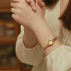 นาฬิกาข้อมือผู้หญิงรุ่นใหม่ขายดี พร้อมกลไกควอตซ์และสายชุบทอง หรูหราและสง่างาม - Product Image 3