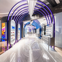Vitrine de magasin de cosmétiques au look résolument futuriste, dotée d'étagères en bois et de tiroirs aux lignes épurées