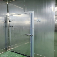 Porte battante de chambre froide de qualité alimentaire, surface anti-taches facile à nettoyer, personnalisation multi-tailles pour atelier de boissons froides