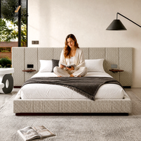 Lit de rangement de luxe italien, design moderne, avec tête de lit rembourrée surdimensionnée, cadre en bois massif, revêtement en coton et lin, pour villa contemporaine