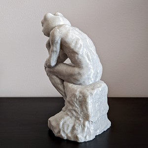 Figurine de grenouille Pepe le Penseur, sculpture en résine, gris doré, design contemporain, décoration de salon - Product Image 3